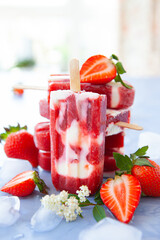 Eis am Stiel mit Erdbeeren