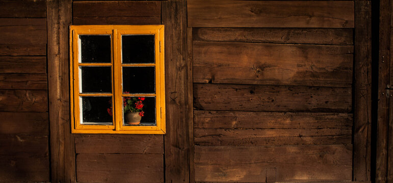 Okno na drewnianej chatce w Polsce