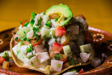 Tostada de ceviche con aguacate