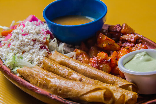 Orden de flautas con papas y ensalada