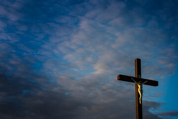 Jezus na krzyżu ,obok Kościoła w Polsce