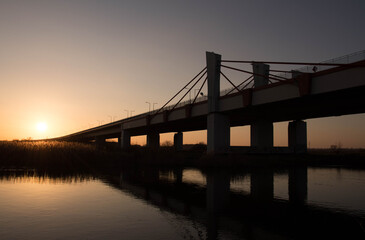 Fototapeta na wymiar Zachód słońca nad polskim mostem
