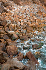 agua chocando contra las rocas de la costa