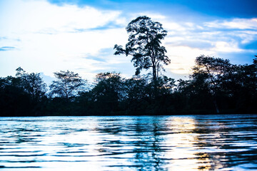 Paisaje Atardecer Azul a contraluz en el Río San Juan de Nicaragua