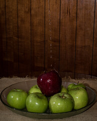 Lavado de manzanas en bandeja de vidrio, sobre una mesa