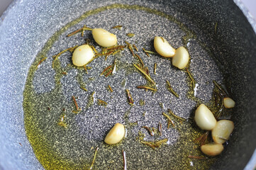 fried garlic with rosemary in a pan