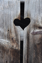 Herz in einer Holztür