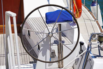 A steering wheel on a boat © AVD