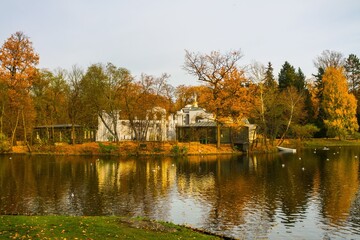 Fototapeta na wymiar Royal Baths Park in Autumn - Warsaw