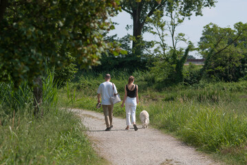 la gente cammina insieme al cane in campagna
