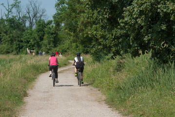 i ciclisti pedalano sulla strada sterrata di campagna