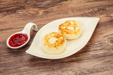 Cottage cheese pancakes with strawberry jam
