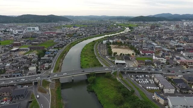 青空と自然と街のドローン空撮