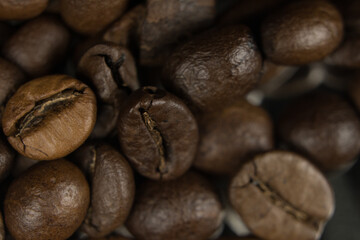 Naklejka premium Pachnące smażone ziarna kawy. zbliżenie