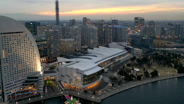 横浜 夕焼け みなとみらい 観覧車 ランドマーク ドローン 空撮