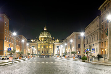 Fototapeta premium Katedra Świętego Piotra w Watykanie nocą. Katedra jest jednym z najbardziej znanych miejsc turystycznych na świecie i największym kościołem katolickim