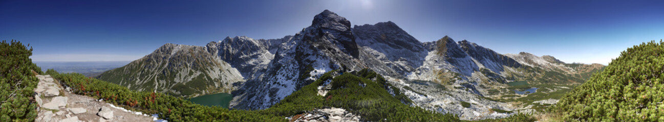 Fototapeta na wymiar Panorama 360 stopni z Małego Kościelca - Widok na Kościelec, Świnicę, Kasprowy, Giewont i Orlą Perć
