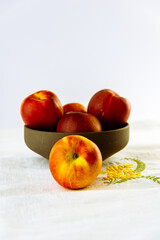 cuenco de ceramica con melocotones frescos, perfumados y naturales