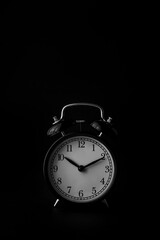 reloj despertador tradicional en clave baja