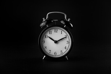 reloj despertador tradicional en clave baja