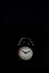 reloj despertador tradicional en clave baja