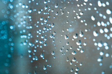 Gotas de lluvia sobre el cristal de una ventana en un día nublado.