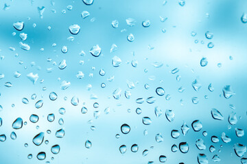 Fototapeta na wymiar Gotas de lluvia sobre el cristal de una ventana en un día nublado.