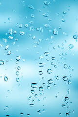 Gotas de lluvia sobre el cristal de una ventana en un día nublado.