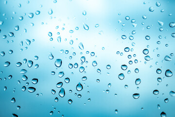 Gotas de lluvia sobre el cristal de una ventana en un día nublado.