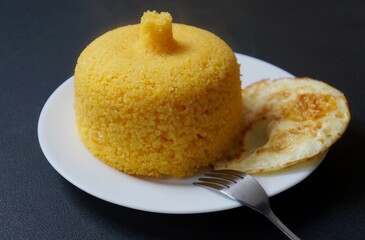 Cuscuz com ovo frito. Café da manhã típico do Nordeste do Brasil. Cuscuz brasileiro. 