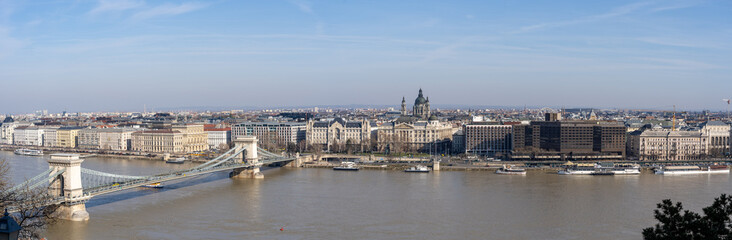 Naklejka premium Panoramic view of of Szenchenyi Chain bridge over Danube river in Budapest winter