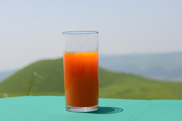 野菜ジュースとパン