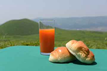 野菜ジュースとパン