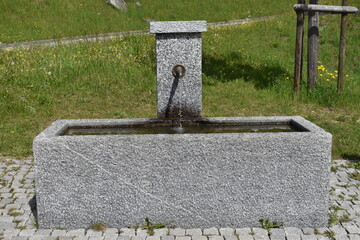 Wasser fliesst aus einem Brunnen