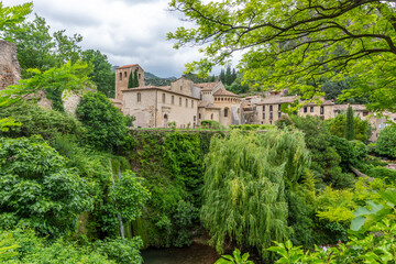 Vue de Saint Guilhem le Désert et de sa belle verdure