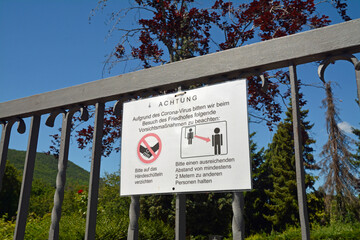 verhaltenshinweis  wegen corona-krise an friedhofstor