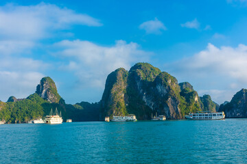 Obraz premium HA LONG BAY, VIETNAM, JANUARY 6 2020: Ship in the beautiful Ha long bay