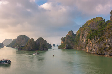 Obraz premium Beautiful sunset over Ha Long Bay, Vietnam