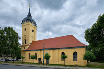 Fototapeta na wymiar Im Stil einer barocken Schlosskirche: denkmalgeschützte Dorfkirche Prötzel am Radwanderweg 