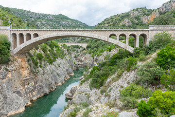 Fototapeta na wymiar Pont très haut sur les gorges de l'herault, paysage unique