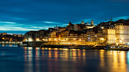 Fototapeta na wymiar city of porto at night view from the river