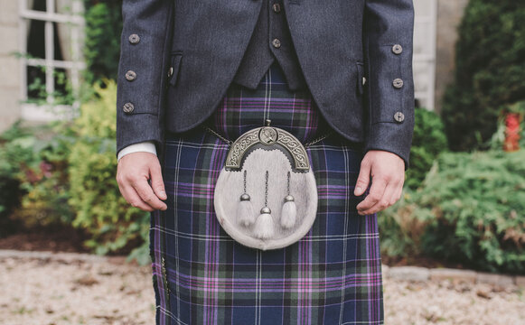 Close up of grrom in kilt no face
