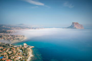 Calpe con día de niebla, vistas desde el morro de Toix, Marivilla