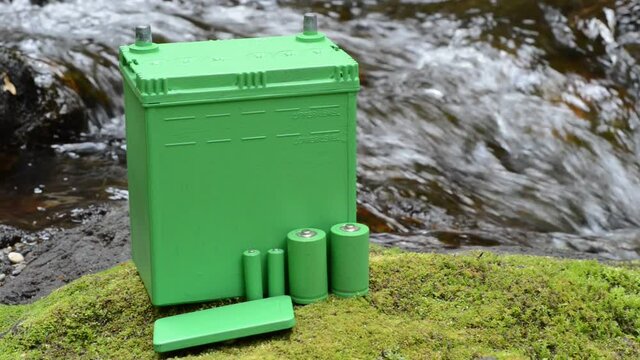 沢をバックに苔の上の各種バッテリー