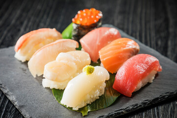 握り寿司の盛り合わせ　Japanese food Sushi on black stone plate