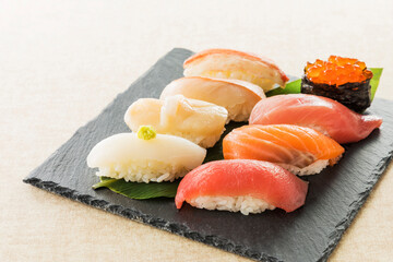 握り寿司の盛り合わせ　Japanese food Sushi on black stone plate