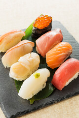 握り寿司の盛り合わせ　Japanese food Sushi on black stone plate