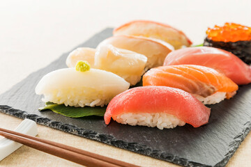 握り寿司の盛り合わせ　Japanese food Sushi on black stone plate
