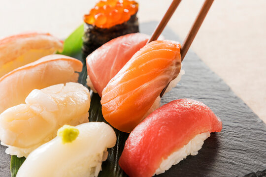 握り寿司の盛り合わせ　Japanese food Sushi on black stone plate