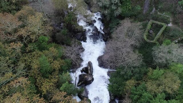 Vuelo con drone sobre cascada
